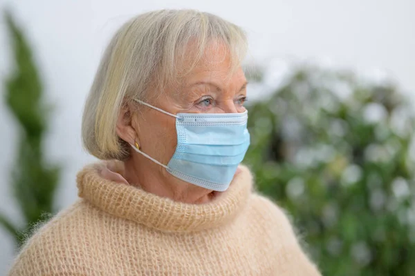 Despondent Senior Vrouw Tijdens Covid Pandemie Buiten Staan Met Een — Stockfoto