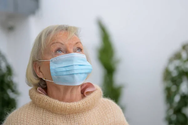 Oudere Grootmoeder Draagt Een Beschermend Gezichtsmasker Tijdens Covid Pandemie Die — Stockfoto