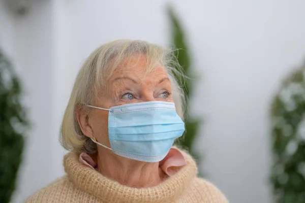 Oudere Vrouw Met Blauwe Ogen Draagt Een Gezichtsmasker Als Bescherming — Stockfoto