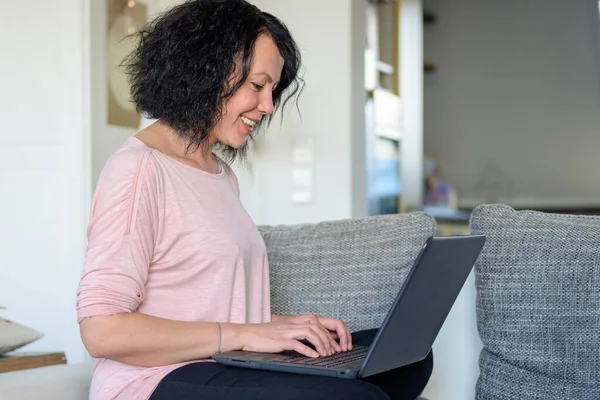 Mulher Está Trabalhando Seu Computador Sorrindo Para Computador Uma Visão — Fotografia de Stock