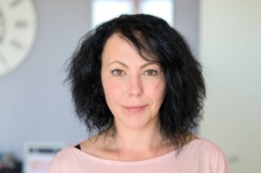 Güzel bir kadının ön portresi.