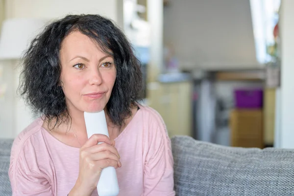 Frau Schaut Fern Und Hält Fernbedienung Der Hand — Stockfoto