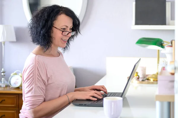 Mulher Está Trabalhando Seu Computador Sorrindo Para Computador — Fotografia de Stock