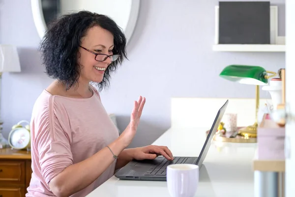 Mulher Acenando Com Mão Para Computador Fazer Home Office — Fotografia de Stock