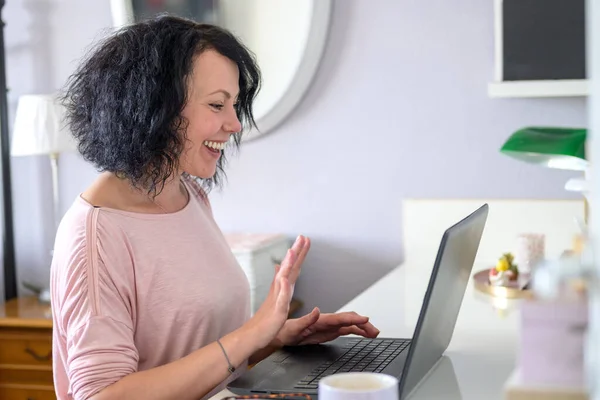 Mulher Acenando Com Mão Para Computador Fazer Home Office — Fotografia de Stock