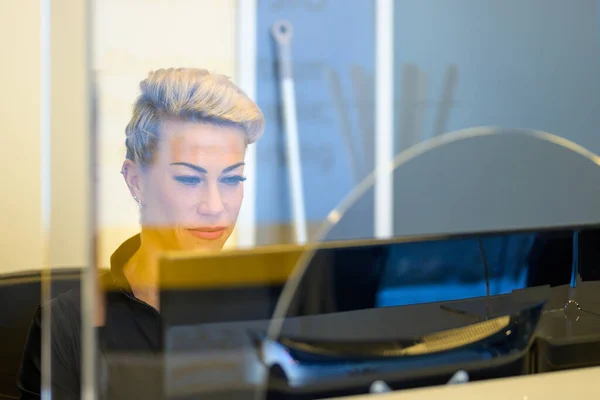 Mulher Atraente Trabalhando Computador Atrás Plástico Protetor Tela Vidro Com — Fotografia de Stock