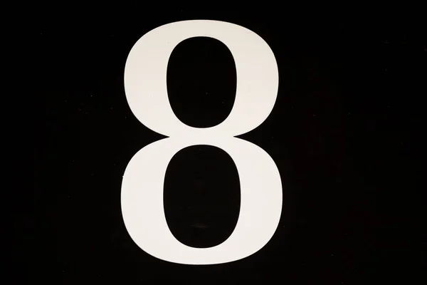 Hochkontrastreiches Schwarz Weiß Schild Mit Der Schablonenhaften Zahl Acht Großaufnahme — Stockfoto