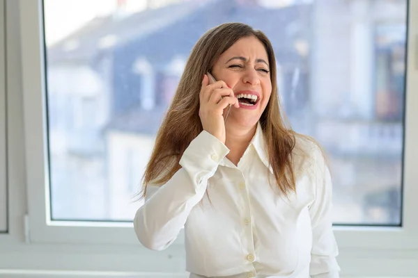 Lebhafte Geschäftsfrau Die Über Ihr Handy Gut Lachen Kann Während — Stockfoto
