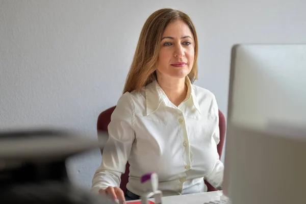 Empresária Trabalhadora Concentrando Seu Trabalho Como Ela Senta Trabalhando Computador — Fotografia de Stock