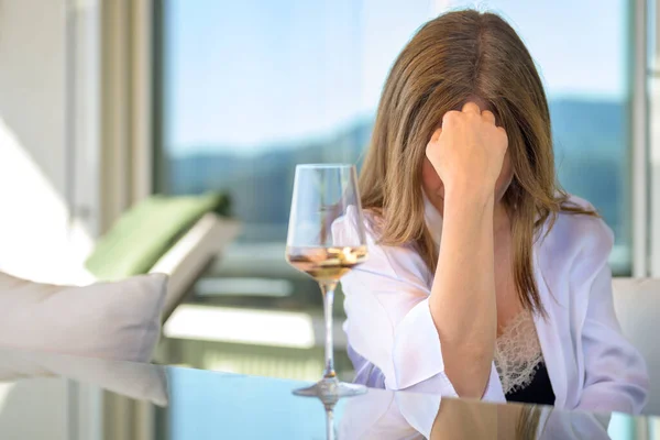 Depressive Frau Sitzt Mit Einem Glas Rotwein Vor Sich Und — Stockfoto