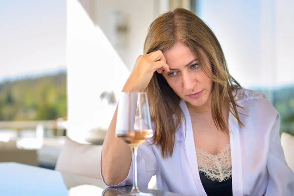 Depressive Frau Sitzt Mit Einem Glas Rotwein Vor Sich Und — Stockfoto