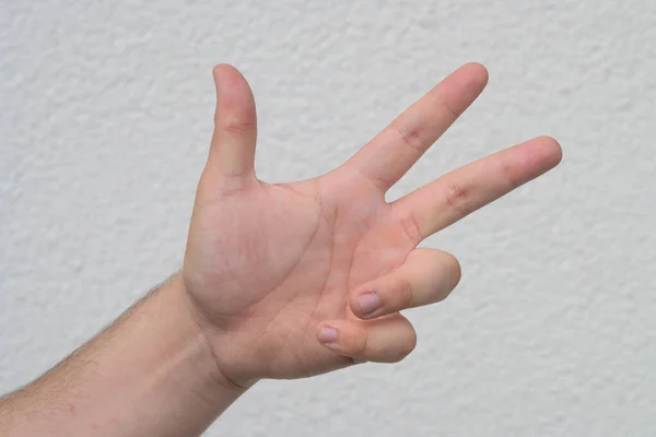 Mann Hält Drei Finger Auf Seiner Hand Über Weiß Einem — Stockfoto