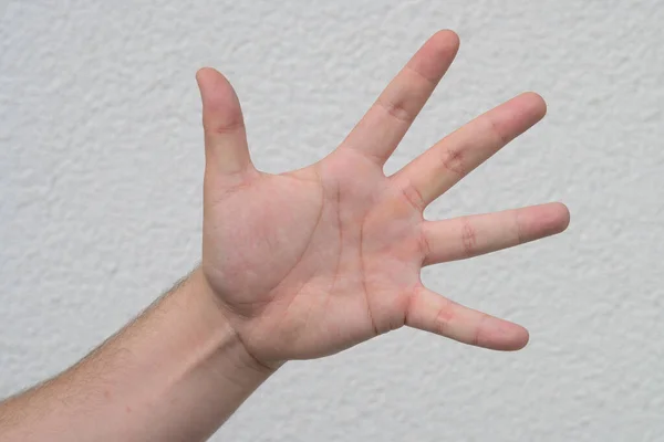 Άνθρωπος Δείχνει Χέρι Του Πέντε Απλωμένα Δάχτυλα Και Την Ανοιχτή — Φωτογραφία Αρχείου