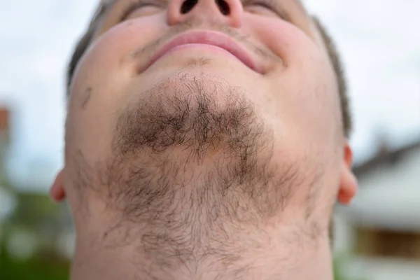 Joven Sin Afeitar Con Una Barba Enmarañada Primer Plano Garganta — Foto de Stock