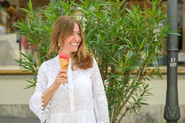 Stilvolle Frau Mit Einer Beeren Eistüte Der Hand Während Sie — Stockfoto