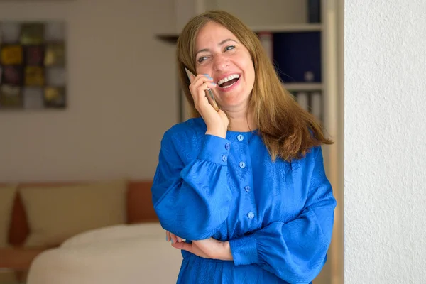 Mulher Negócios Elegante Conversando Seu Smartphone Olhando Para Lado Com — Fotografia de Stock