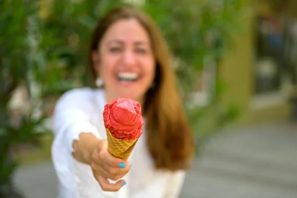 Glad Leende Kvinna Håller Kon Bärglass Utsträckt Till Kameran Med — Stockfoto