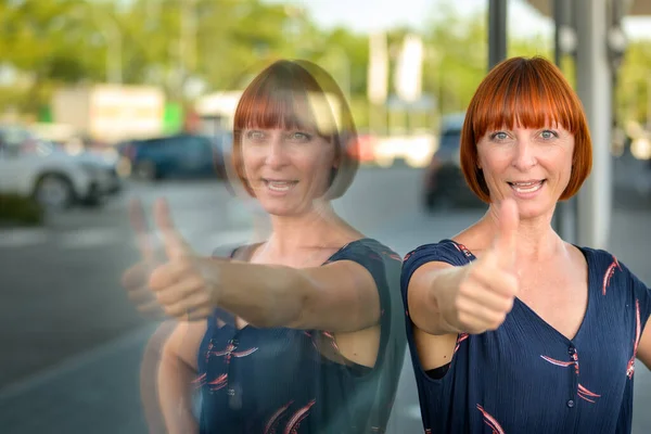 Attraktive Enthusiastische Rothaarige Frau Die Mit Einem Triumphierenden Lächeln Eine — Stockfoto