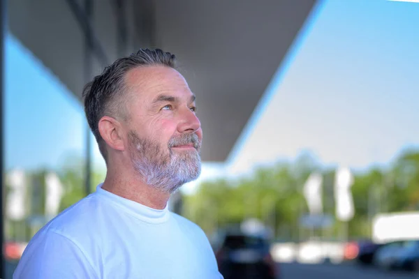 Homem Idoso Barbudo Feliz Olhando Para Céu Com Sorriso Radiante — Fotografia de Stock