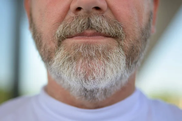 Munnen Seriös Man Med Grått Skägg Detalj Undersidan Utomhus Klädd — Stockfoto