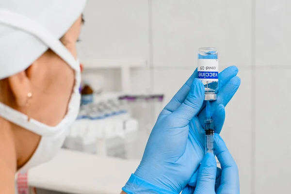 Coronavirus vaccin en spuit in de handen van de arts. Covidente vaccinatie. — Stockfoto