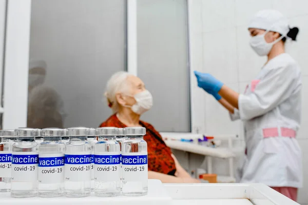 Mulher idosa vacinada com coronavírus. Vacinas para idosos — Fotografia de Stock