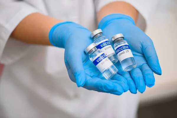 Flacons met wild vaccin in de handen van een arts close-up — Stockfoto