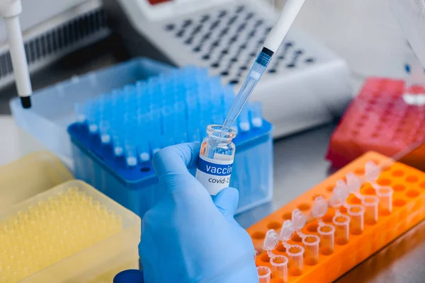 Forschung und Entwicklung von Covid-Impfstoffen in einem modernen Labor — Stockfoto