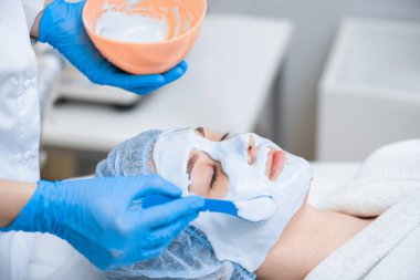 Modern kozmetolojide deriyi aljinat maskesiyle nemlendiriyor..