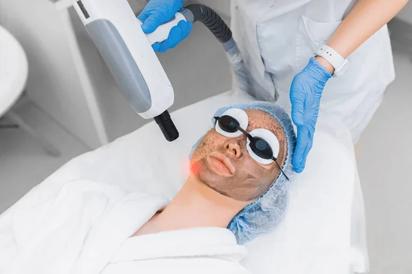 Genç ve güzel bir kız yüz derisini yüzüyor..