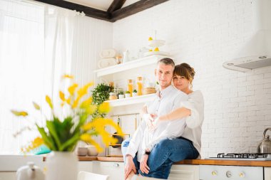 Mutfakta sarılan genç bir çiftin portresi..