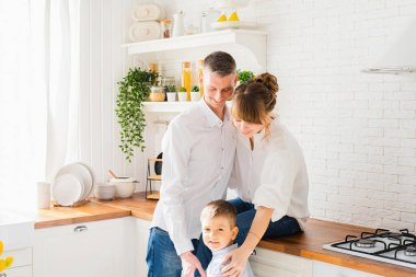 Mutfakta bebeği olan mutlu bir aile..