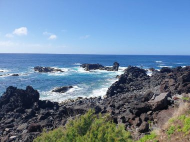 Okyanus kıyısında dalgalar kayalara çarpıyor