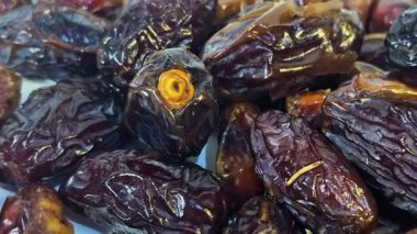 Yüksek çözünürlüklü 4K yakın çekim görüntüleri zengin doku, doğal kırışıklıklar ve parlak yüzeyi gösteriyor. Ramazan temaları, sağlıklı gıda kavramları, arka plan görselleri ve ticari kullanım için uygun ses olmadan pürüzsüz kamera hareketi.