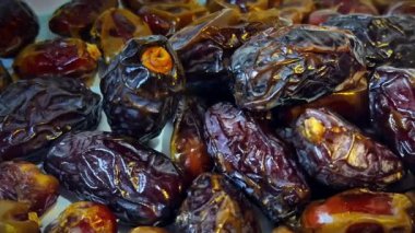 Yüksek çözünürlüklü 4K yakın çekim görüntüleri zengin doku, doğal kırışıklıklar ve parlak yüzeyi gösteriyor. Ramazan temaları, sağlıklı gıda kavramları, arka plan görselleri ve ticari kullanım için uygun ses olmadan pürüzsüz kamera hareketi.