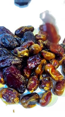 Yüksek çözünürlüklü 4K yakın çekim görüntüleri zengin doku, doğal kırışıklıklar ve parlak yüzeyi gösteriyor. Ramazan temaları, sağlıklı gıda kavramları, arka plan görselleri ve ticari kullanım için uygun ses olmadan pürüzsüz kamera hareketi.