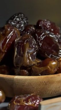 4K yakın çekim görüntüleri, koyu bir arkaplanda dua boncukları bulunan tahta bir kasede sunuluyor. Ramazan ayı, oruç ve İslami yaşam tarzını temsil eden, ses olmayan mooth sinematik hareket. Ticari yemek ve kültür için uygun.