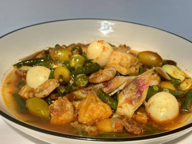 Lezzetli Asya yemeklerinin yakın görüntüsü