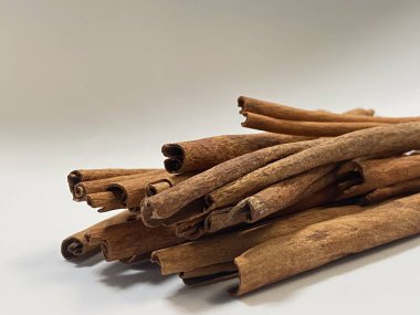 Tarçın çubukları beyaz arkaplanda izole