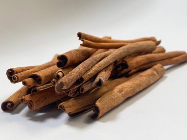 Tarçın çubukları beyaz arkaplanda izole