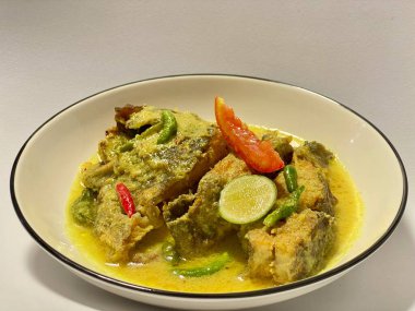 Endonezya yemeği körili tavuk, körili tavuk, bir kasede servis edilir.