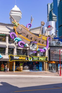 Niagara Şelalesi, Ontario 'daki Clifton Hill' de bulunan dekoratif bir gemi cephesiyle parlak bir korsan temalı mini golf cazibesi. Niagara Şelalesi, Kanada - 19 Eylül 2024.