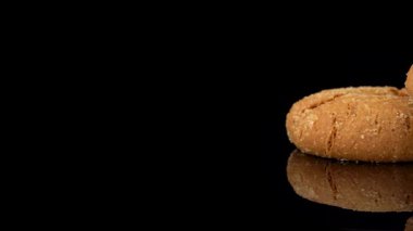 Kamera yavaşça hareket ederken iki zencefilli kurabiyenin sinematik yakın çekimi, dinamik ürün tarzı yemek çekimi yaratıyor..