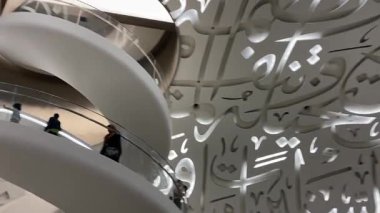 Dubai 'deki Geleceğin Müzesi' ne Giriş. Binanın ön cephesinde Arapça kaligrafi.