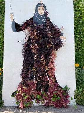 Çiçekler. Çiçekten yapılmış bir kadın elbisesi. Çiçekli doğu kadını. Çiçek desenli elbise..