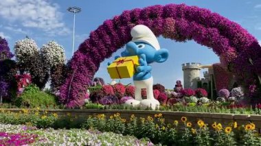 Çiçek heykeli. Çiçek bahçesi. Güneşli bir gün. Şirin Köyü. Şirinler. Şirinler. Çiçek heykelleri