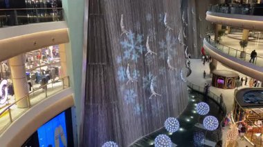 Dubai 'deki Pearl Diving Fountain. Dubai Alışveriş Merkezi 'nde bir çeşme. İnci arayan insanların heykelleri..