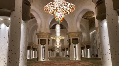 Şeyh Zayed Camii. Caminin içinde. Camide güzel avizeler var. Güzel halı. Eşsiz mimari. Beyaz kolonlar. Camide lekeli camlar vardı. Eşsiz vitray pencereler.