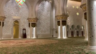 Şeyh Zayed Camii. Caminin içinde. Camide güzel avizeler var. Güzel halı. Eşsiz mimari. Beyaz kolonlar. Camide lekeli camlar vardı. Eşsiz vitray pencereler.