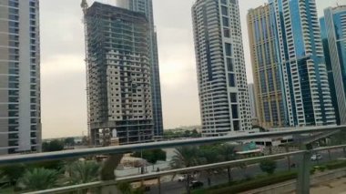 Toplu taşıma araçlarıyla bir gezinti. Zemin kattaki metro penceresinden görüntüle. Toplu taşıma penceresinden bak. Gökdelenler. Hız. Skyline Şehri. Tren görünümü.